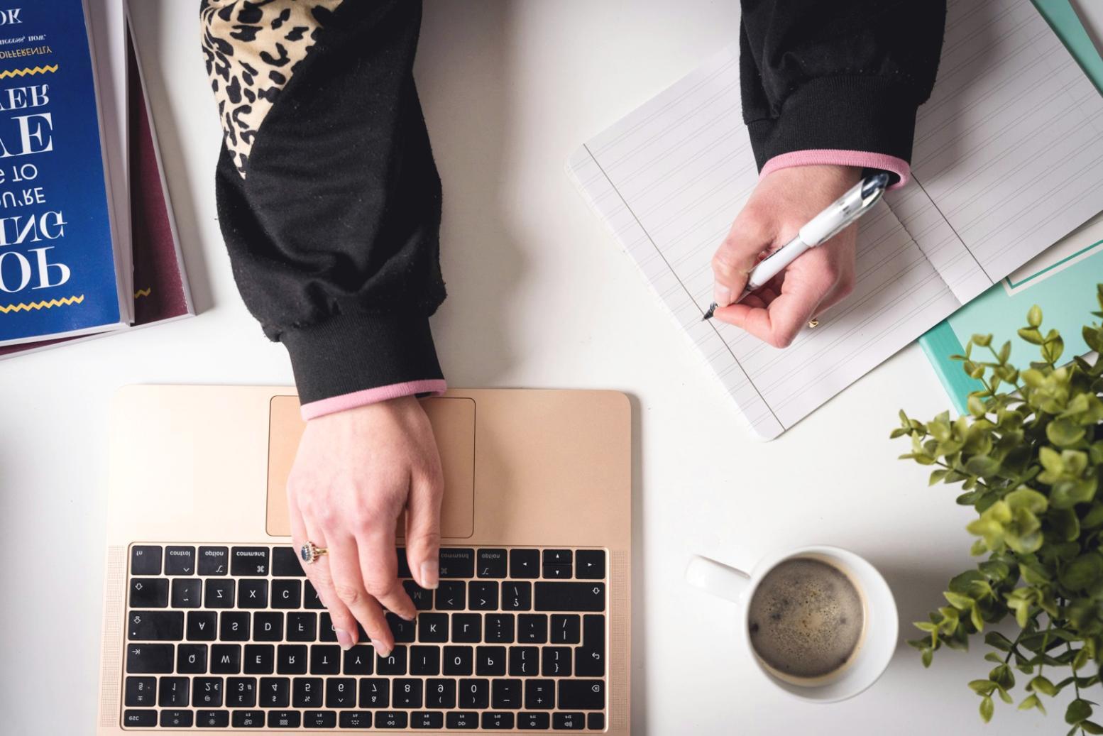Vista de un moderno centro de formación empresarial con espacios colaborativos