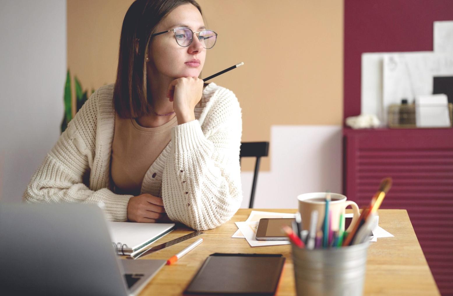 Equipo de profesionales trabajando en estrategia empresarial personalizada